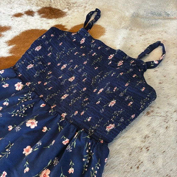 Old Navy Women’s Floral Smocked Midi Dress With Pockets & Adjustable Straps - Picture 3 of 7